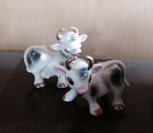 Who doesn't want to dump salt onto their steak through the gilded horns of a porcelain cow? 